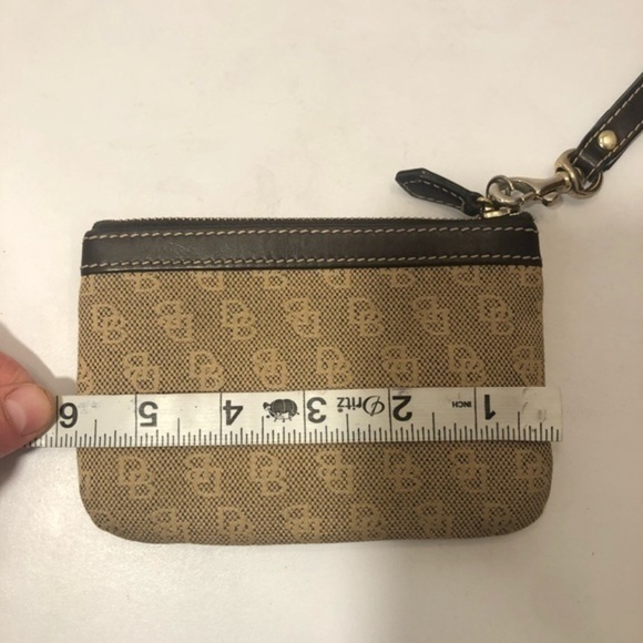 Dooney & bourke brown signature wristlet pouch van
